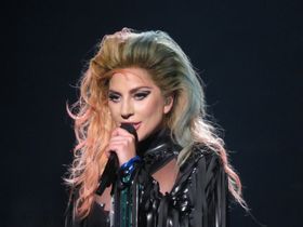 入院のためツアーをキャンセルしたガガ