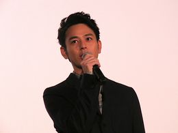 企画から携わった作品の初日に、緊張の様子の妻夫木聡