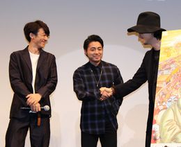 サプライズ登場で会場を騒然とさせた山田孝之。照れながらも斎藤とガッチリ握手