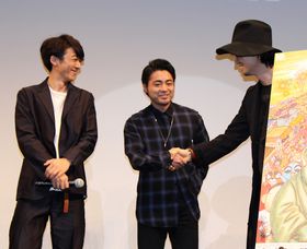 サプライズ登場で会場を騒然とさせた山田孝之。照れながらも斎藤とガッチリ握手