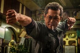 タバコをくわえたルイス・クーがファイティングポーズ