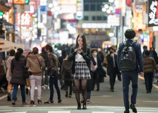 女子高生殺し屋コンビの高校卒業後の“普通”の生活が描かれる『ベイビーわるきゅーれ』