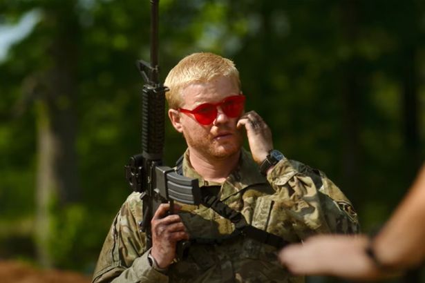 ダンストの夫でもあるジェシー・プレモンスが残虐な兵士の役で登場する