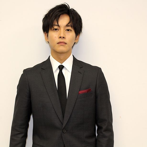 【写真を見る】スーツでビシッと決めた姿がかっこいい！松坂桃李が役者業を語る