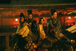 八つの珠に引き寄せられた八人の剣士たちの運命を描く長編ファンタジー「南総里見八犬伝」とその制作秘話を描く『八犬伝』