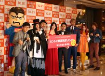 会見には知英、オカダ・カズチカらも参加。全員で“鷹の爪”ポーズ！