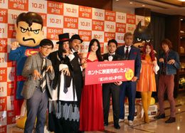 会見には知英、オカダ・カズチカらも参加。全員で“鷹の爪”ポーズ！