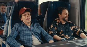 兄弟同然に育った従兄弟のデヴィッドとベンジーが祖母の故郷であるポーランドを旅する