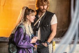 ルッソ兄弟監督最新作『エレクトリック・ステイト』孤独な少女とうさんくさいイケおじの“少し不思議”な旅を映し出したティザー予告映像