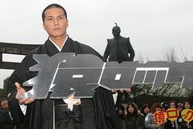 『猿ロック THE MOVIE』のヒット祈願をした市原隼人