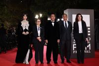 綾瀬はるか、米倉涼子、橋本愛、鞘師里保…美デコルテ＆美脚輝く
