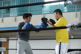 K-1チャンピオンと戦うハメになる主人公を演じる瑛太(『リングサイド・ストーリー』)