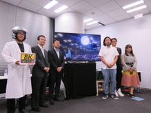 フォトセッションに応じた登壇者たち。中央のテレビには「LUNA」の印象的なショットが映し出されている