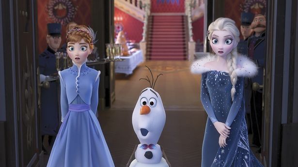 家族で過ごしたクリスマスの思い出がないエルサとアナのためにオラフが奮闘する(『アナと雪の女王／家族の思い出』)