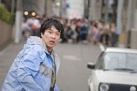 堺雅人が、首相暗殺事件の犯人に仕立て上げられる主人公・青柳を熱演！