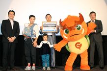 左から片岡社長、市民代表の鈴木さん親子、長友市長、「映画のまち調布」応援キャラクターのガチョラ、小畑副会長
