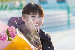 映画「望郷」メーキングショットが到着！　クランクアップの花束を受け取り笑顔を見せる貫地谷しほり