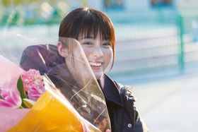 映画「望郷」メーキングショットが到着！　クランクアップの花束を受け取り笑顔を見せる貫地谷しほり