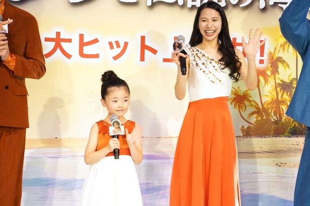 【写真を見る】同じ生地を使った衣装で登場！映画『モアナと伝説の海2』で姉妹を演じた屋比久知奈と増留優梨愛