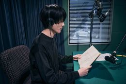 内山が本編用の声を収録している様子を捉えたメイキング写真