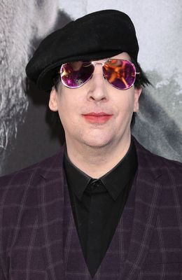 マリリン・マンソンがセットの下敷きに？