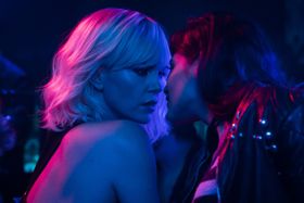 肩を思いきり露出したロレーンは、妖しげなナイトクラブでデルフィーヌと接触