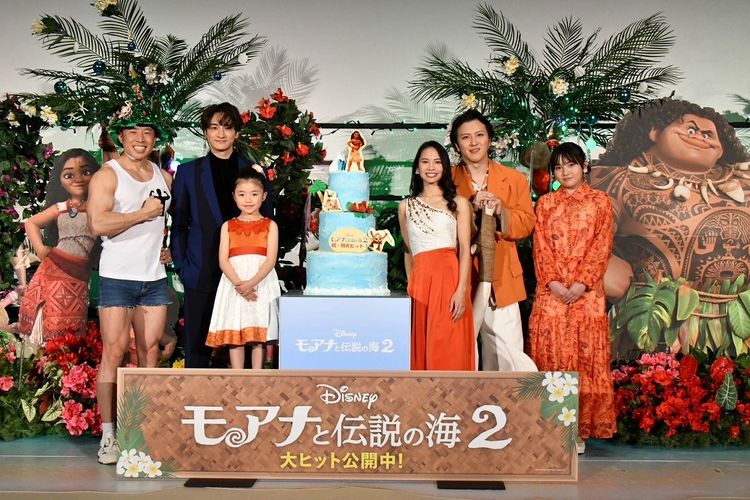 『モアナと伝説の海２』舞台挨拶で、屋比久知奈、尾上松也から歌のクリスマスプレゼント！なかやまきんに君も感激