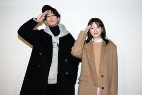 『はたらく細胞』の4DX版サプライズ舞台挨拶に永野芽郁、佐藤健が登壇