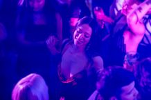 『ANORA アノーラ』より、狂乱のNY年越しカウントダウン・パーティーの模様を収めた本編映像が解禁