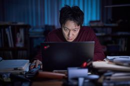 現代社会に潜む陰謀論、「世論操作」に強烈な疑念を提起する新たな犯罪スリラー『コメント部隊』