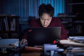 現代社会に潜む陰謀論、「世論操作」に強烈な疑念を提起する新たな犯罪スリラー『コメント部隊』