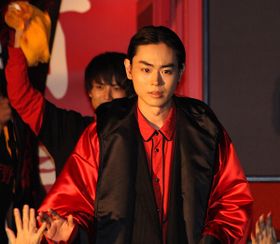 菅田将暉、照れまくり！