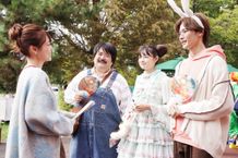 山田と茜、ギルドメンバーたちの姿を写した『山田くんとLv999の恋をする』場面写真