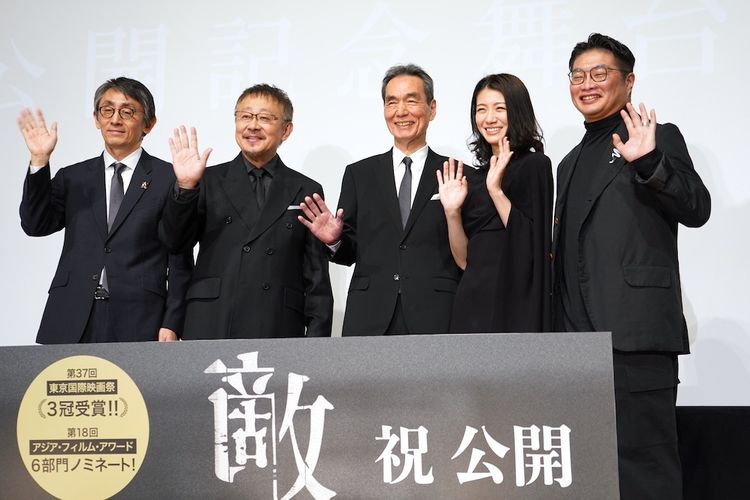 長塚京三、映画『敵』公開記念舞台挨拶で撮影を振り返り笑顔！「人がたくさん集まるシーンで楽しかった」