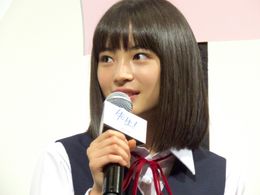 高校卒業後初めての制服姿に照れる広瀬すず