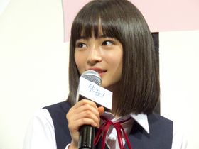 高校卒業後初めての制服姿に照れる広瀬すず