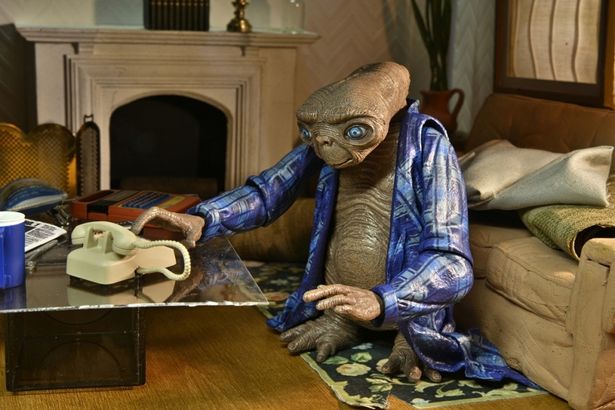 家での留守を楽しむ姿がキュートだ(「E.T. イーティー/ E.T. 40th アニバーサリー アルティメット アクションフィギュア テレパシー ver」)