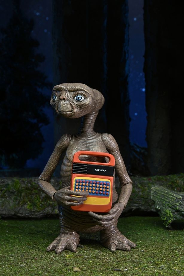 宇宙船に交信を試みるおもちゃも付属(「E.T. イーティー/ E.T. 40th アニバーサリー アルティメット アクションフィギュア」)