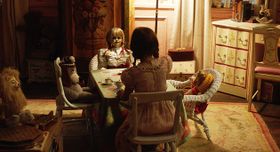 笑顔と素直に思えない表情で、女の子を見つめる人形。先行映像ではこの直後、彼女に起きる異変が確認できる