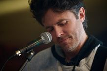 ケイシー・アフレック演じるドニー・エマーソンが名曲“Baby”を歌うライブシーンが到着