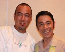 「なんくるないさ〜」。映画『てぃだかんかん』の原作者・金城浩二氏(左)と主演・ナイナイ岡村隆史(右)