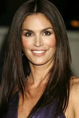 先月、娘と共にランウェイを歩いたシンディ・クロフォードだが…