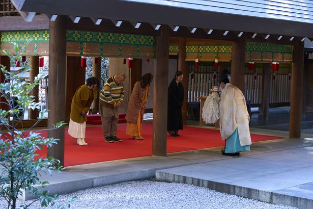 夫婦円満、学業成就のご利益で有名な乃木神社でご祈祷を受けるキャストたち