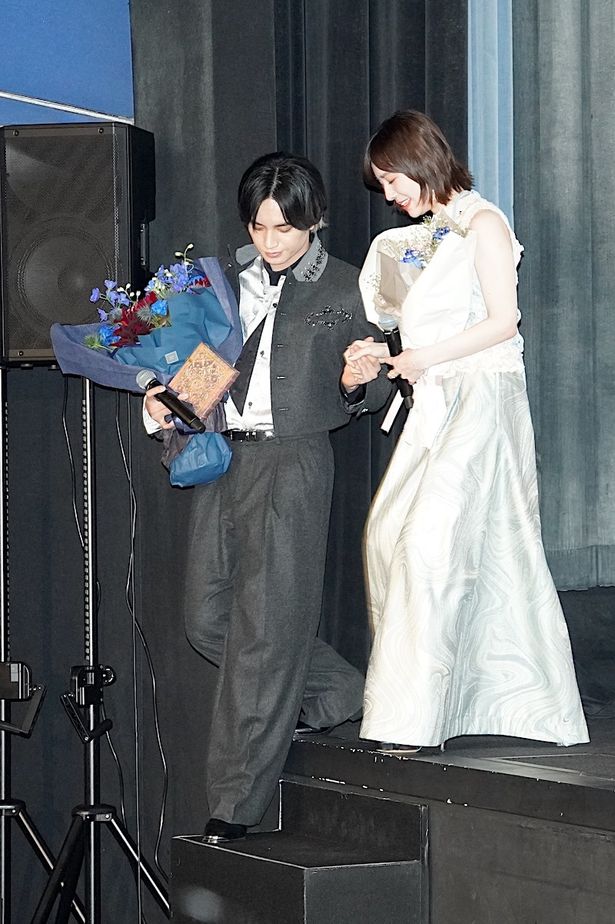 中島健人、『知らないカノジョ』共演者にそれぞれ異なる花束を 中島健人、『知らないカノジョ』共演者にそれぞれ異なる花束を