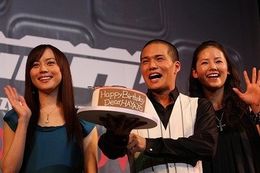 バースデーケーキにテレながらも喜んでいた市原隼人(中央)