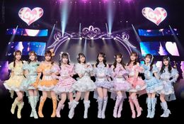 王道アイドルらしいかわいさで人気を集める女性アイドルグループ＝LOVEの7周年コンサートでのパフォーマンスを収めたライブ映画