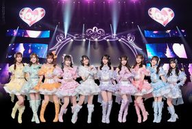 王道アイドルらしいかわいさで人気を集める女性アイドルグループ＝LOVEの7周年コンサートでのパフォーマンスを収めたライブ映画