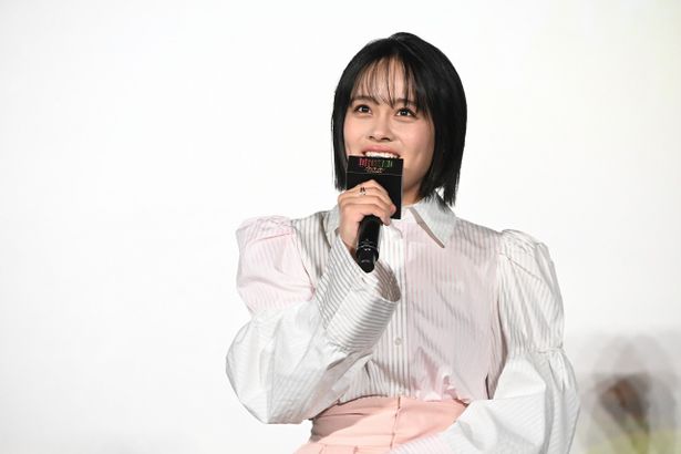 後の“善い魔女”グリンダ(アリアナ・グランデ)役の清水美依紗