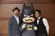 劇中に登場するバト田くんを挟んでの愉快な3ショット