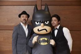 劇中に登場するバト田くんを挟んでの愉快な3ショット